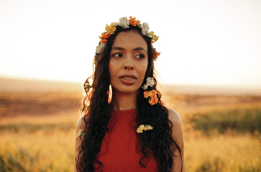  Josie busca clareza e plenitude com sonoridade MPB experimental no novo single: Luz